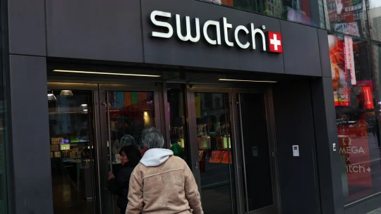 Švajčiarsky výrobca hodiniek Swatch reaguje na americké clá. Bude zdražovať