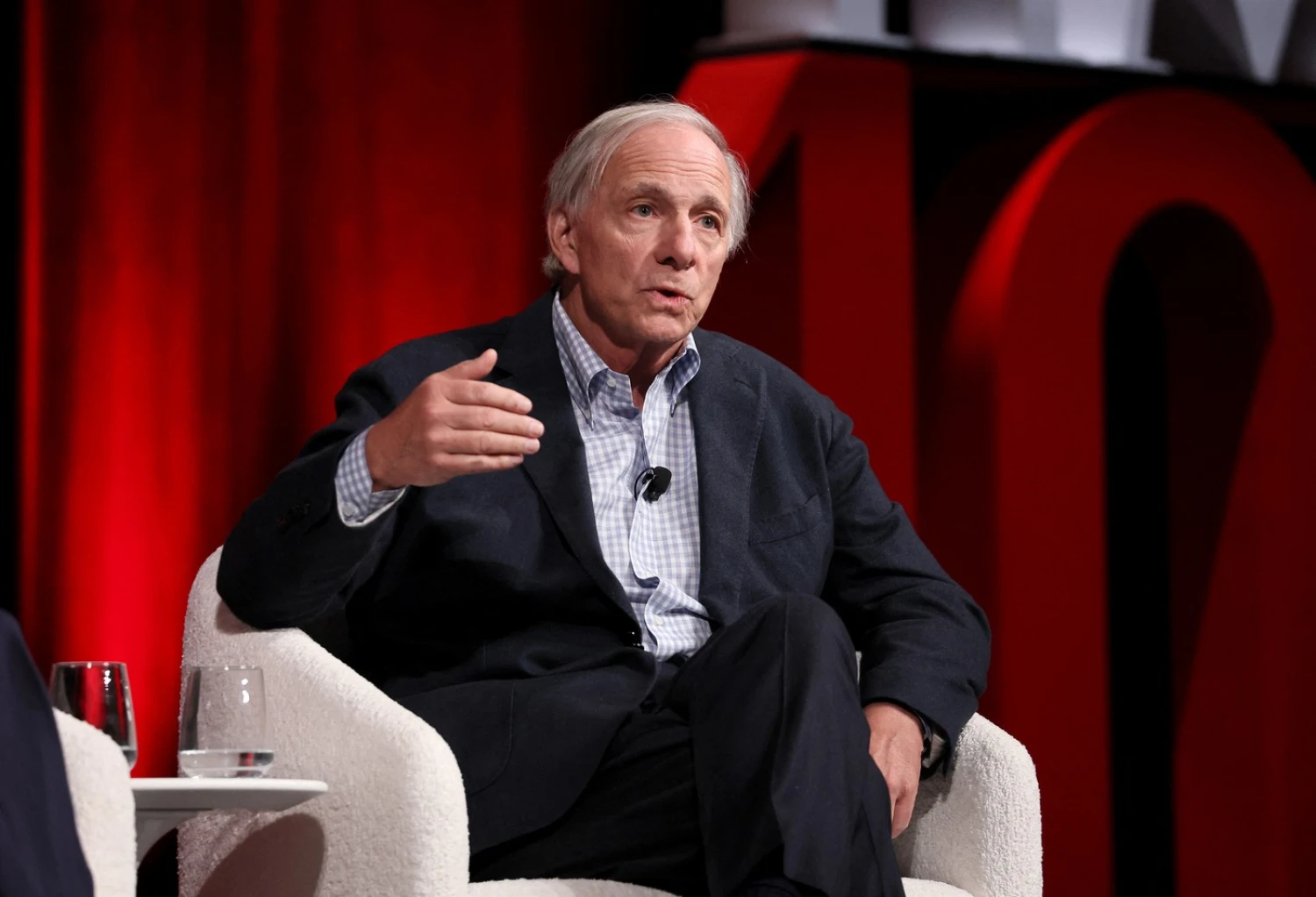 Miliardár Dalio spočítal americký dlh a výsledok ho vydesil. Čo navrhuje investorom?
