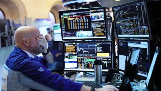 Ako investovať v neistých časoch? Hľadajte podhodnotené nudné spoločnosti, hovorí legenda akciových trhov