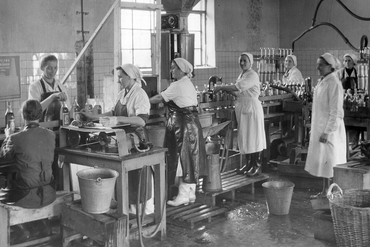 Fľaškovanie v St. Nicolaus kedysi. Foto: archív St. Nicolaus