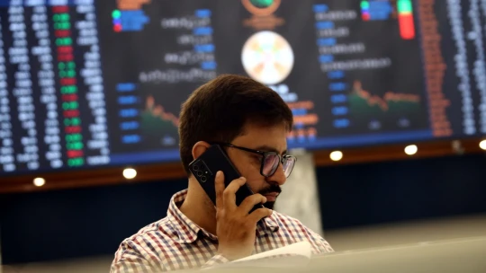 Prepad na trhoch. Francúzske akcie prudko padajú v dôsledku vládnej krízy, strácajú aj iné trhy v Európe