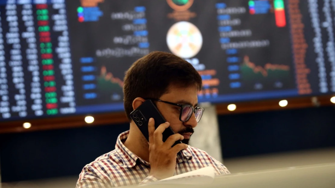 Prepad na trhoch. Francúzske akcie prudko padajú v dôsledku vládnej krízy, strácajú aj iné trhy v Európe