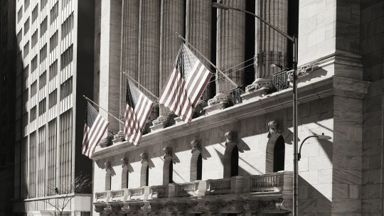 Na trhy prichádza sezóna hurikánov a 4 z 5 signálov krachu. Čo robiť?