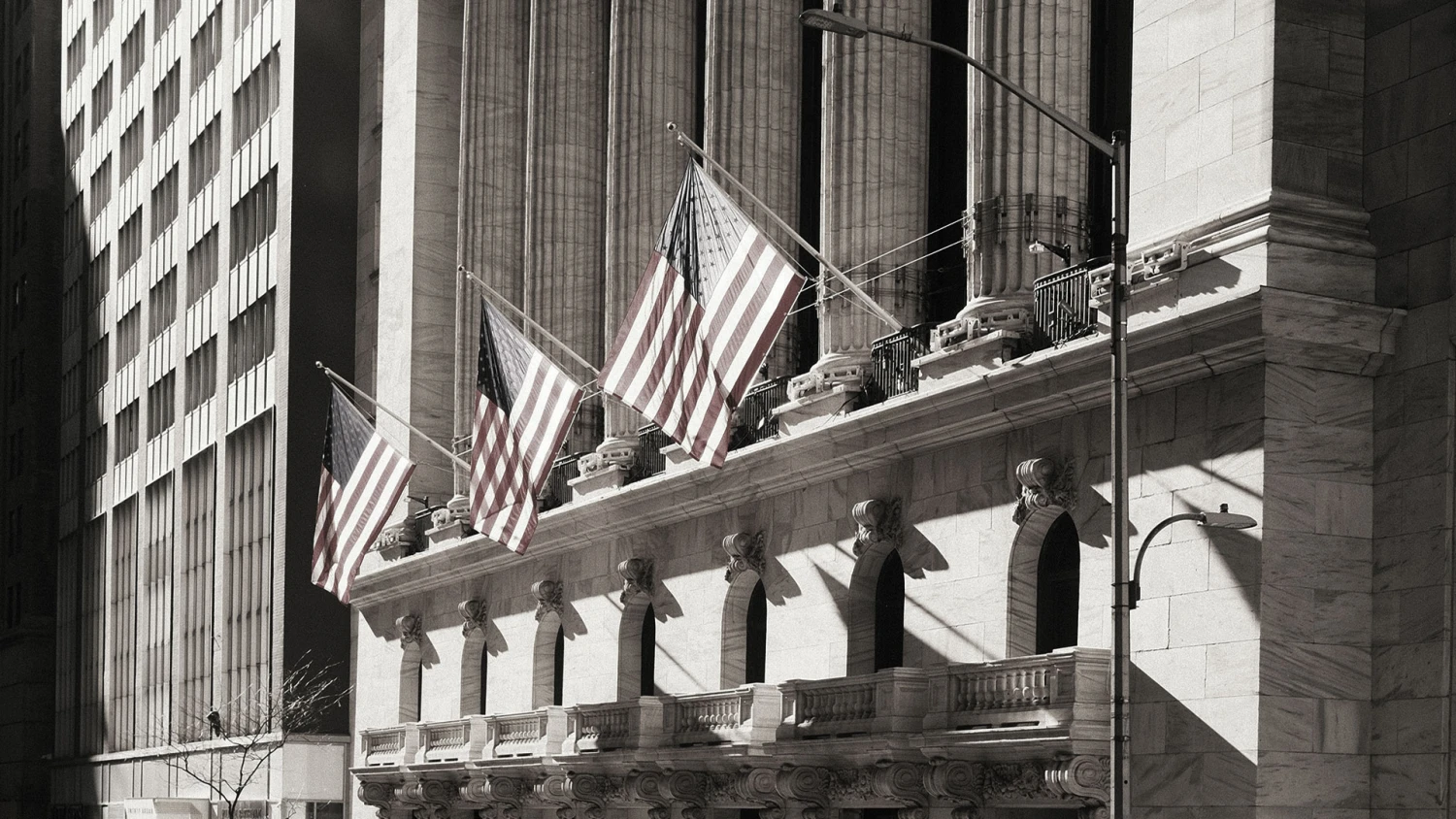 Na trhy prichádza sezóna hurikánov a 4 z 5 signálov krachu. Čo robiť?