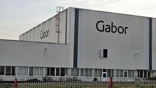 Veľký výrobca obuvi v strate pol milióna. Nemci však odchod z Bánoviec neplánujú