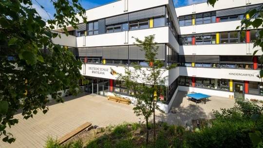 Investície do Deutsche Schule v Bratislave presiahli 13 miliónov eur. Čím prekonáva slovenské školy?