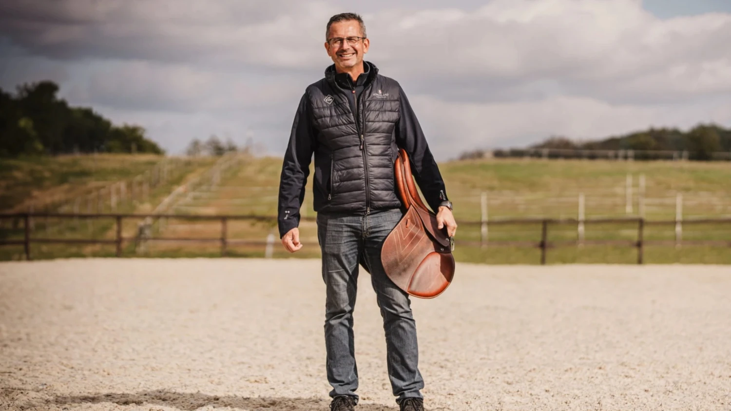 Za trest ho v detstve poslali do jazdeckého tábora. Dnes predáva výbavu pre jazdcov do celej Európy