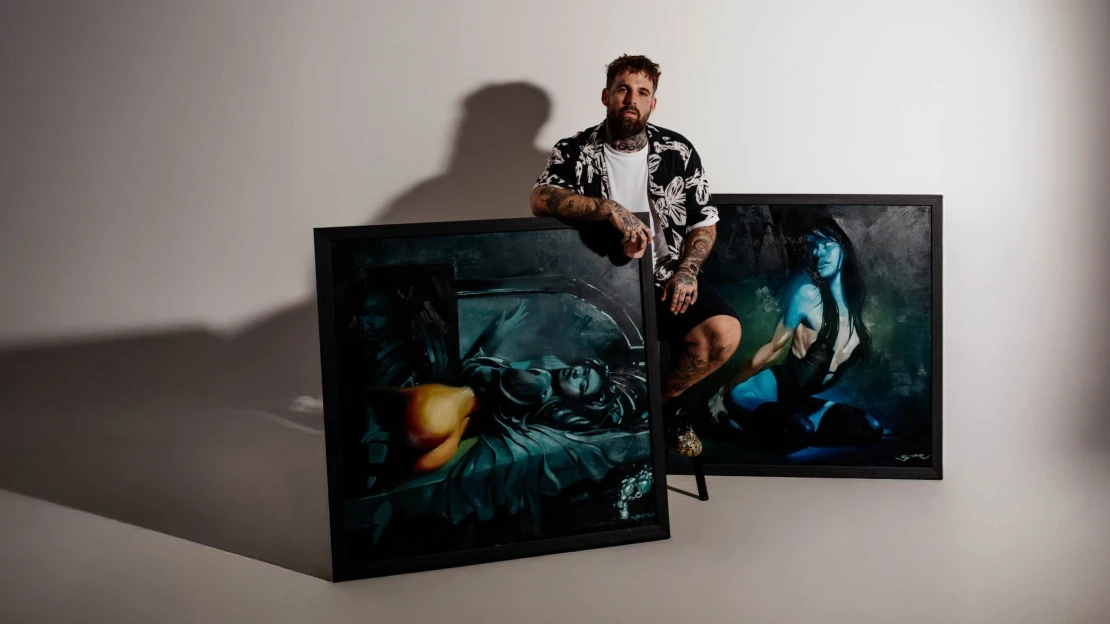 Tetovač Samuel Potúček vymenil ihlu za štetec. Svoju prvú vernisáž prepojí s charitou