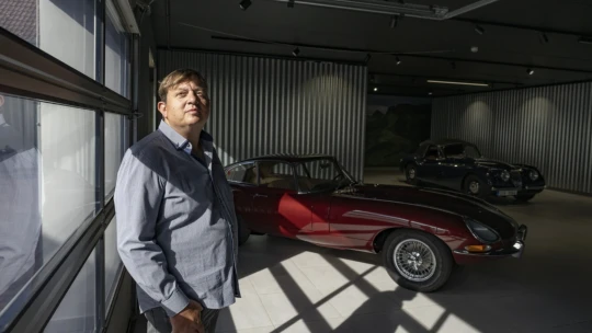 Jaguar či Porsche ako nové. Podnikateľ vracia legendám na kolesách druhý život