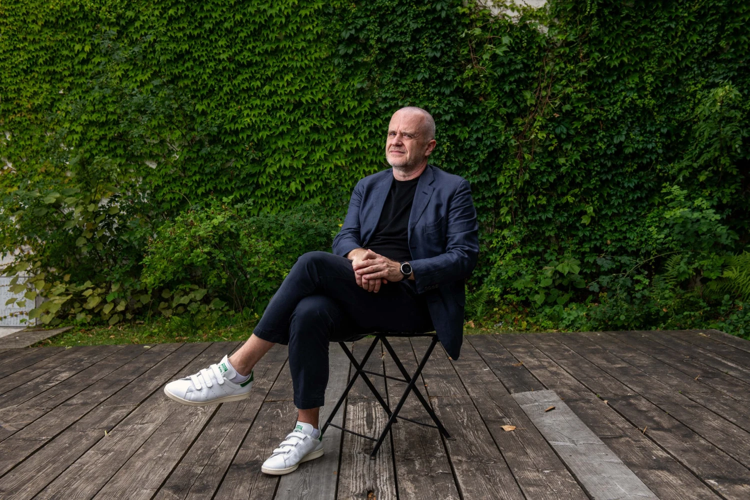 Na snímke sediaci muž