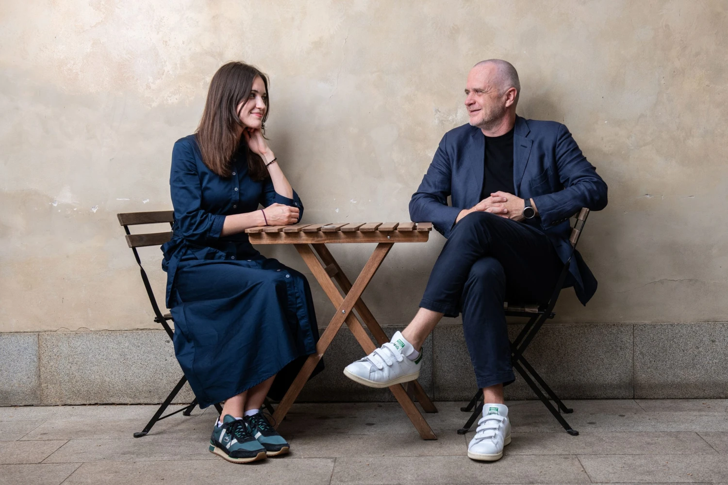 Na snímke dievča a sediaci muž