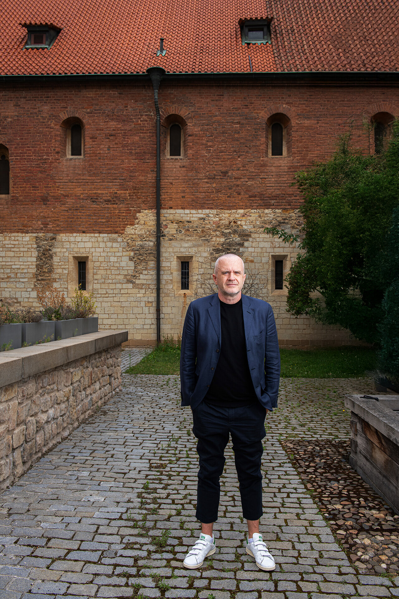 Na snímkemuž v saku