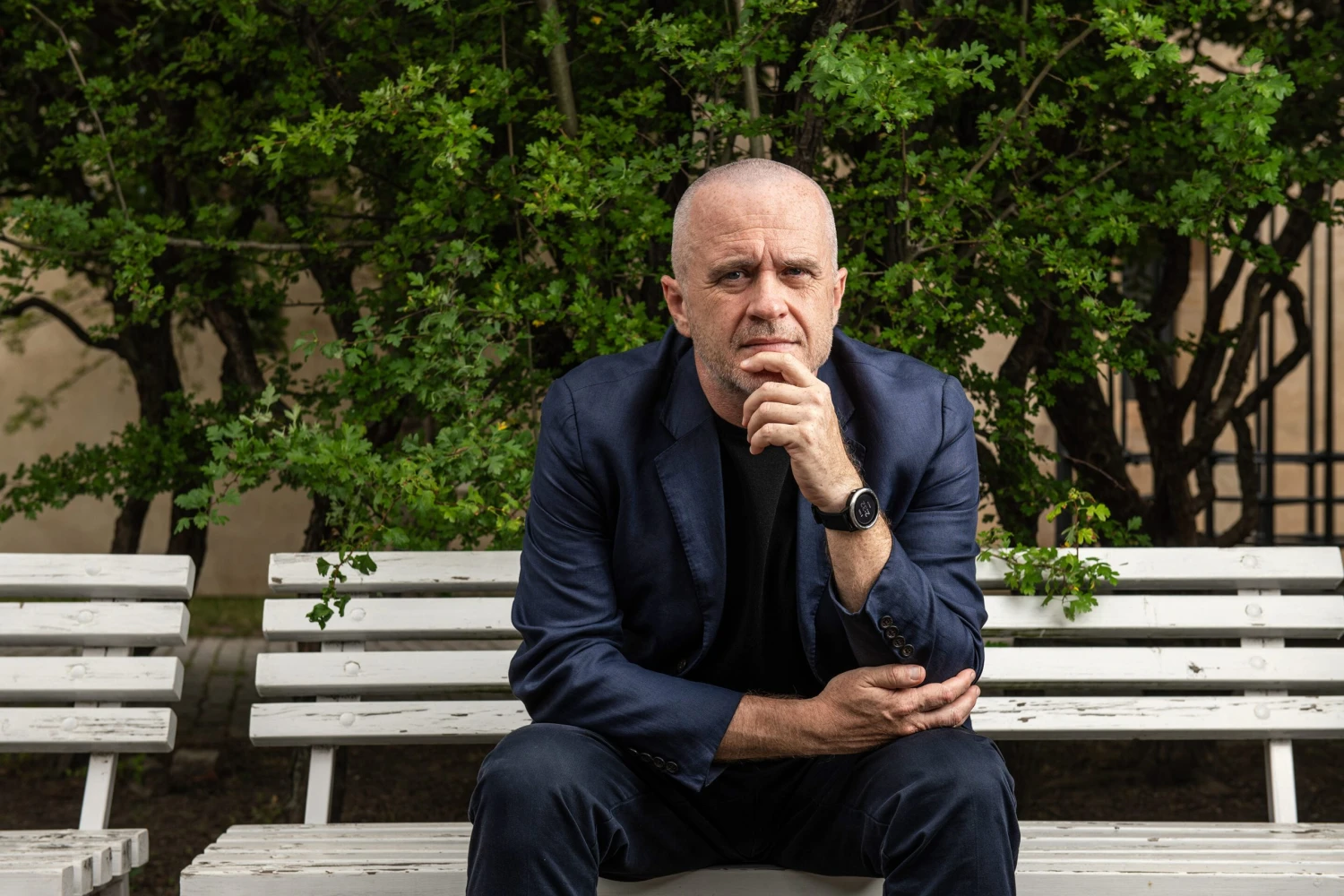 Na snímke muž sediaci