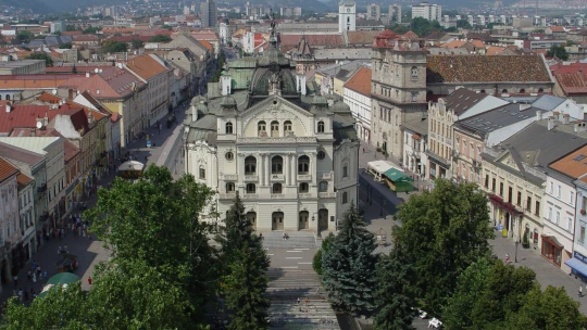 Fabrika v Nitre je dôkazom toho, že ceny bytov rastú do výšin. Zopakuje sa to v Košiciach a Šuranoch?