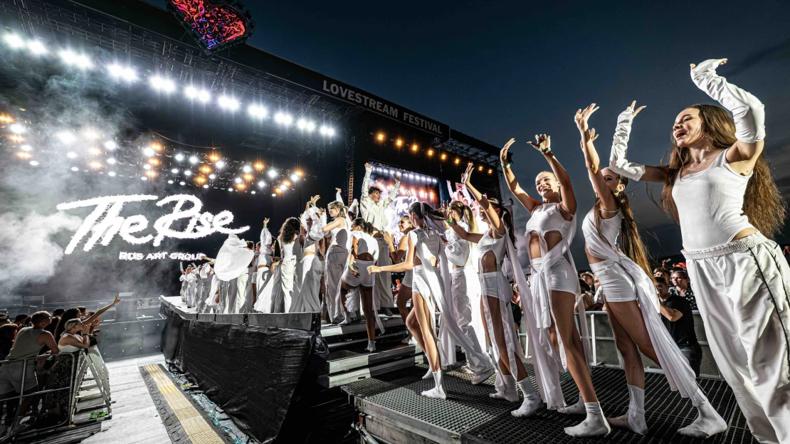 Jedinečné prepojenie a veľkolepá tanečná šou. RDS ART Group očarila tisíce divákov na Lovestreame 