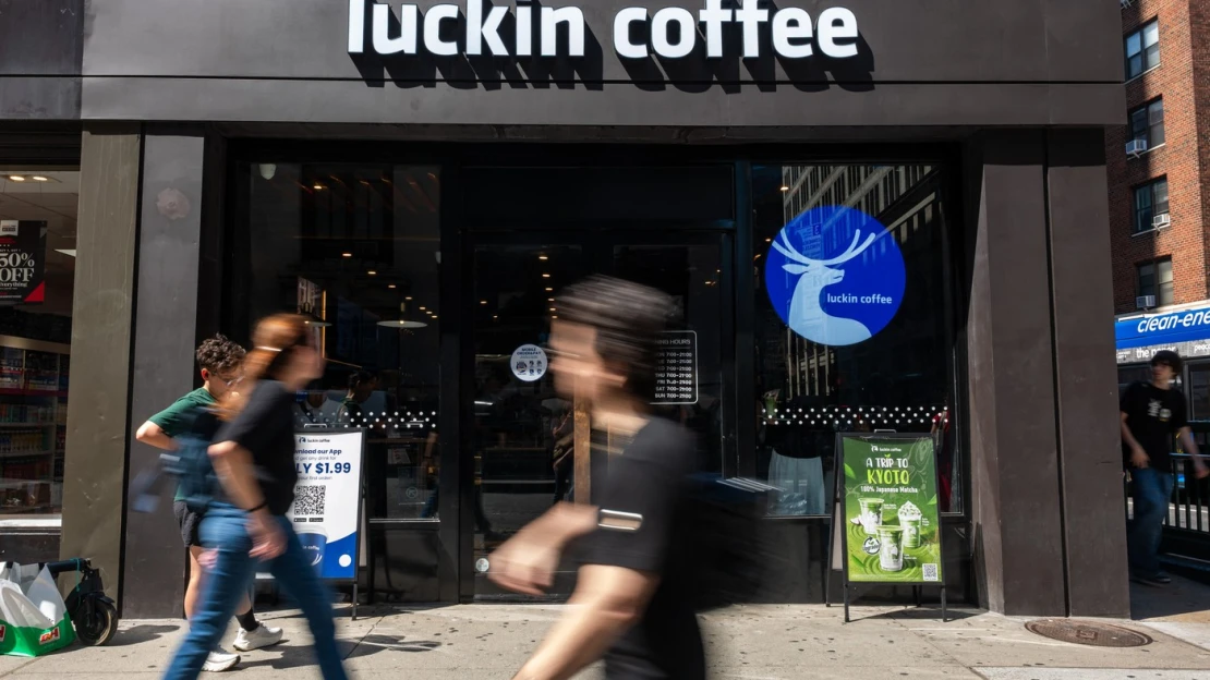 Kávová vojna naberá na obrátkach: Luckin Coffee chce zosadiť Starbucks z trónu