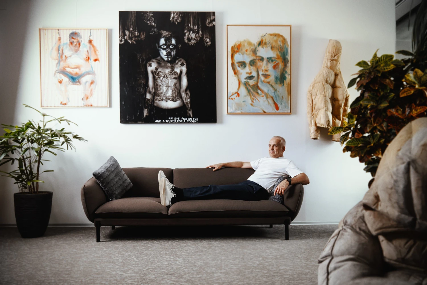 Na snímke ležiaci muž v interiéri