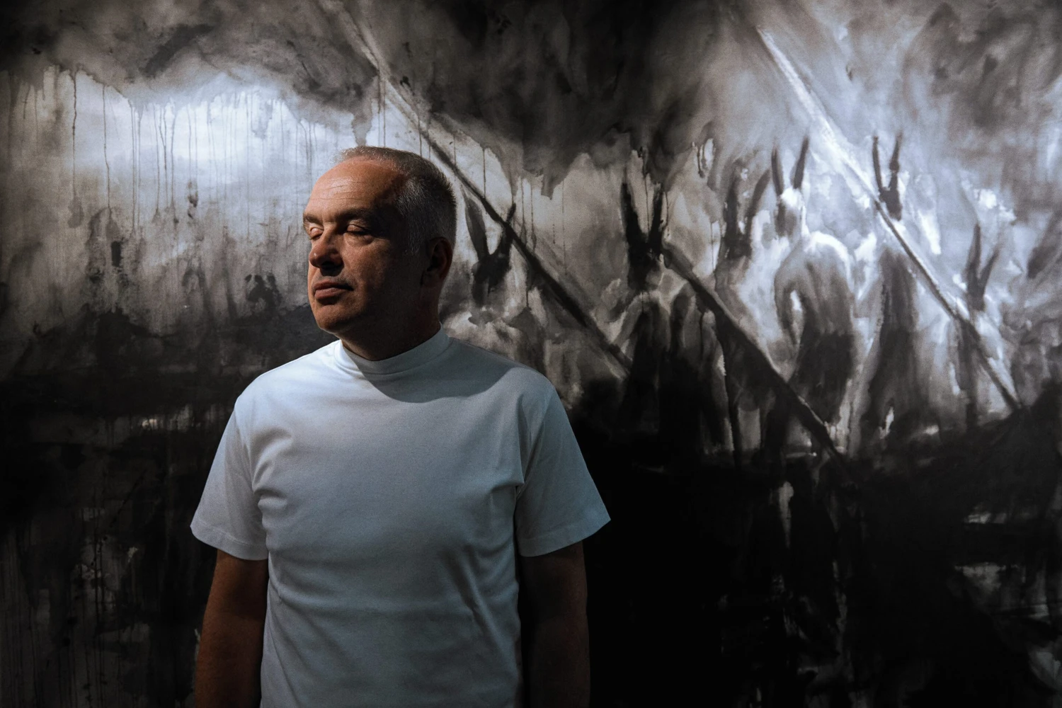 Na snímke muž v interiéri