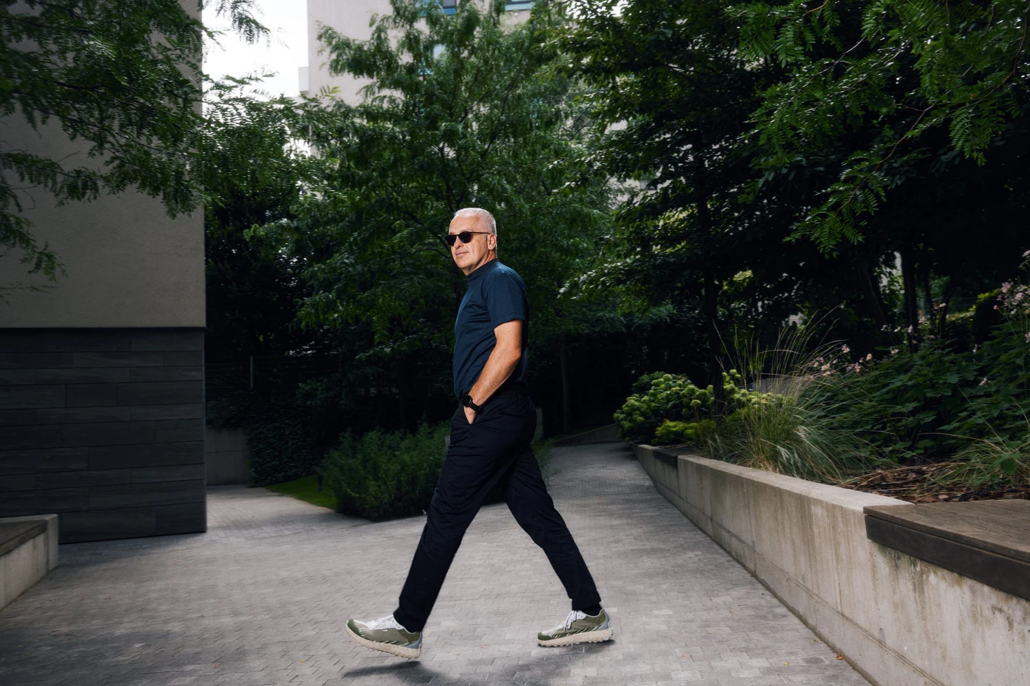 Na snímke kráčajúci muž v exteriéri