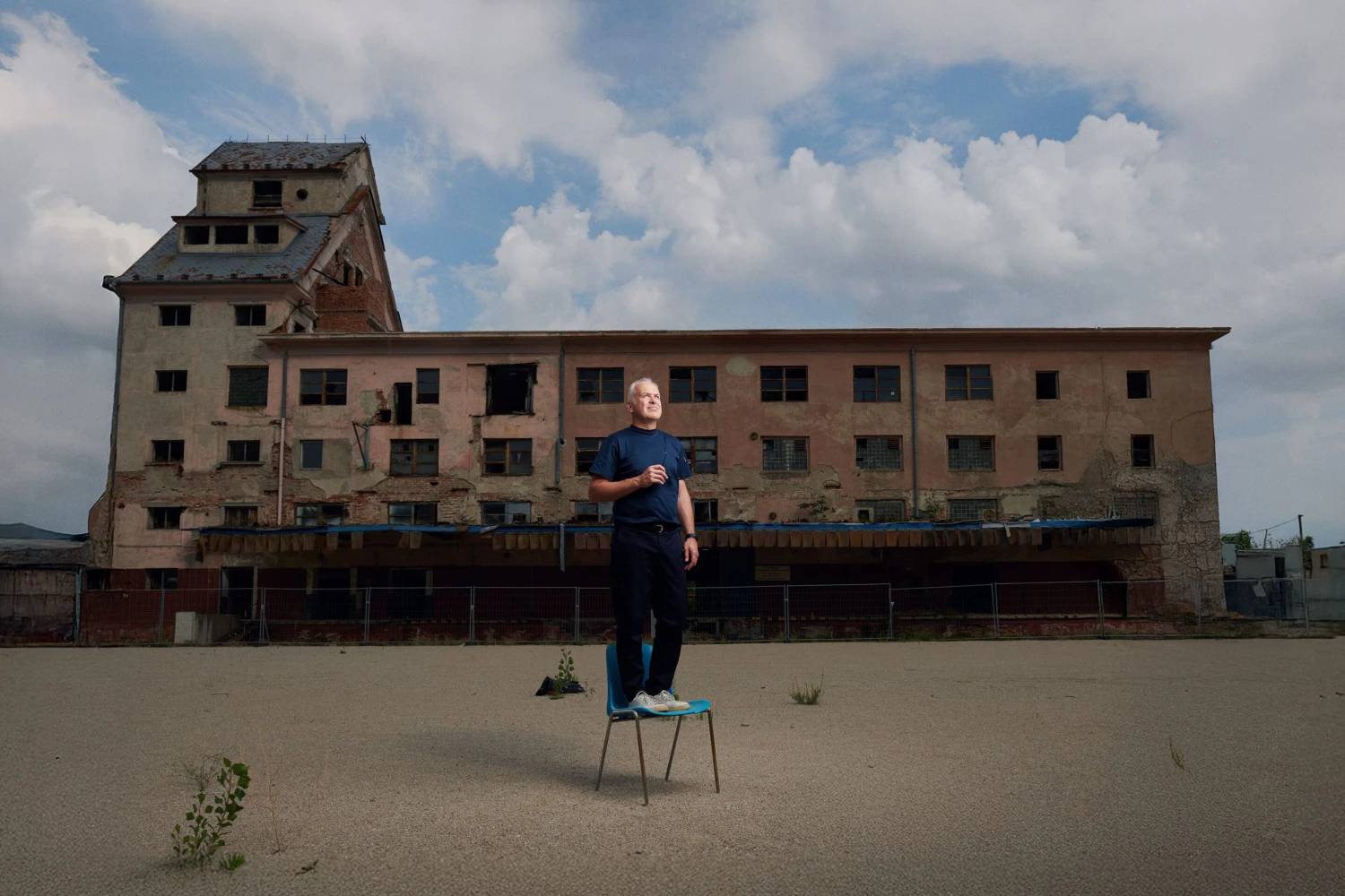 Na snímke muž a stavba