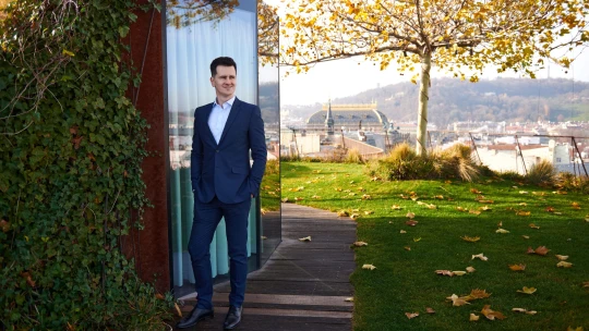 Tempo na Wall Street je šialené, mnohí vyhoreli. V piatok večer nám zakázali pracovať, tvrdí investor