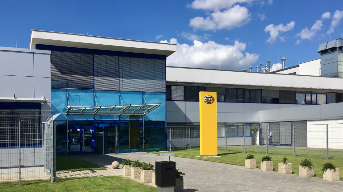 Veľký výrobca svetiel Hella začal na Slovensku prepúšťať. Výpovede nebudú hromadné, tvrdia odborári