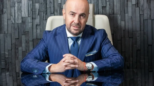Ako sa z imigranta z Charkiva stal finančný poradca, ktorý slúži Rusom aj Ukrajincom