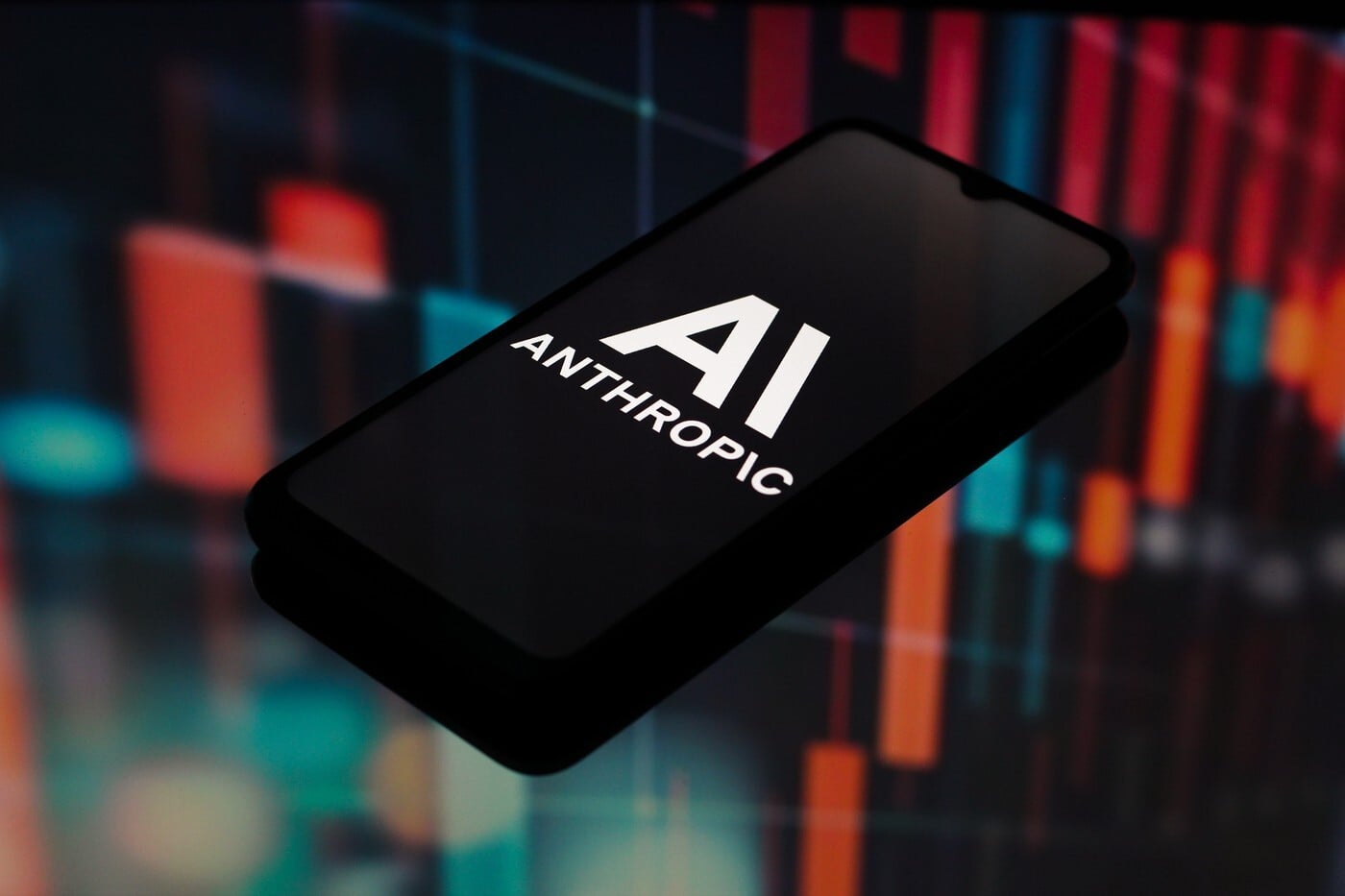 Na snímke mobilný telefón s aplikáciou Anthropic.