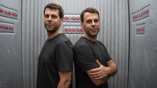 Dvojčatá z dediny začali kúpou jednej knihy. Teraz porazili americký IT gigant