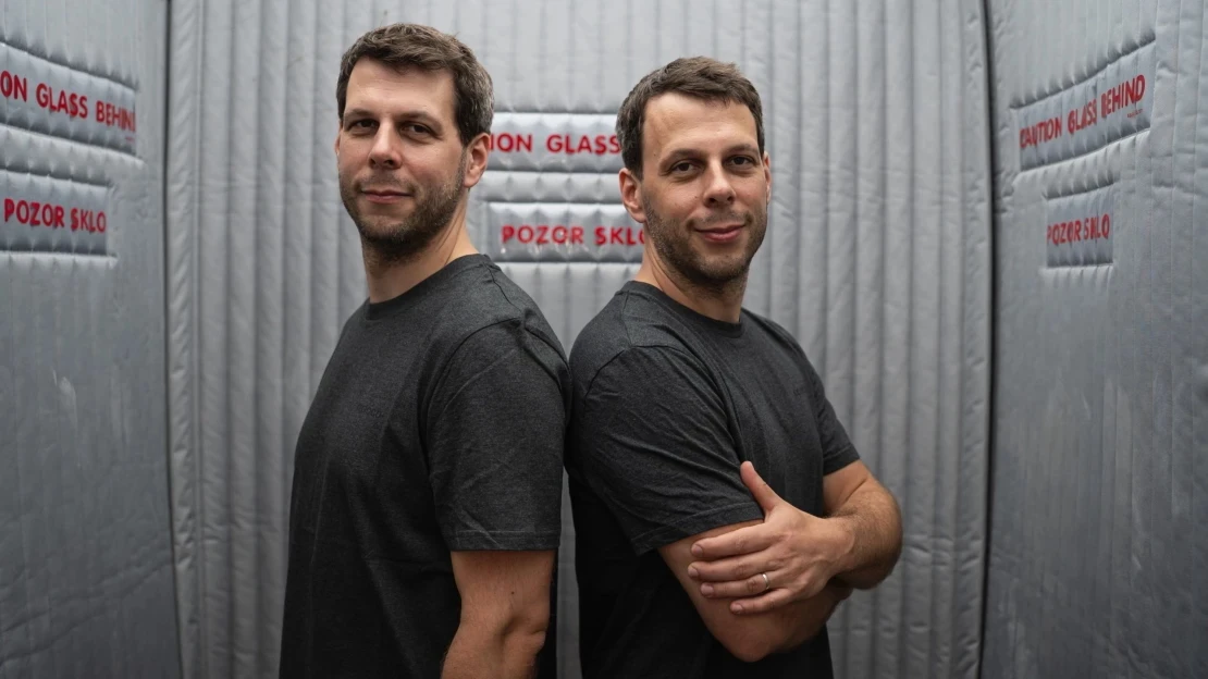 Dvojčatá z dediny začali kúpou jednej knihy. Teraz porazili americký IT gigant