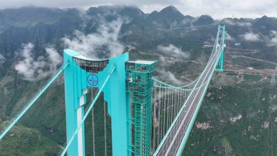 V Číne sa pre dopravu otvoril najvyšší most na svete, stojí 625 metrov nad riekou