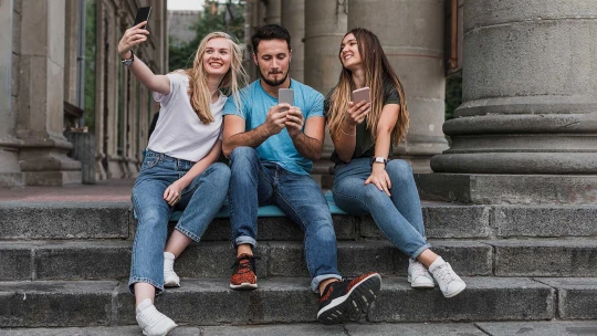 Do dôchodku chcú ísť po tridsiatke, ale sú horší ako seniori. Takto sa generácia Z vyhne katastrofe