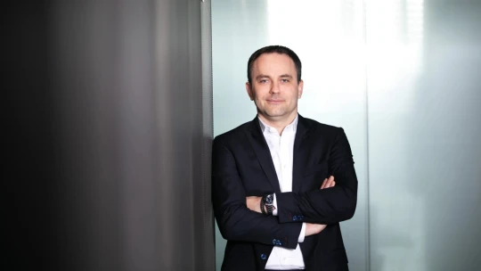 Muž pri miliardárovej pokladnici: Ako si požičiava a kde hľadá peniaze český zbrojársky magnát?