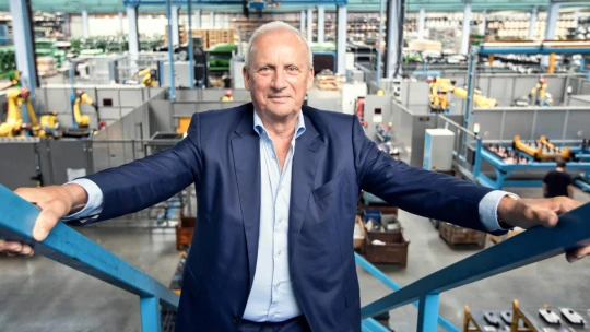 Jeden z najbohatších Čechov postavil školu s desiatkami robotov. Pracovať budem do 95-ky, tvrdí