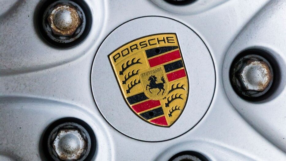 Na snímke logo značky Porsche.