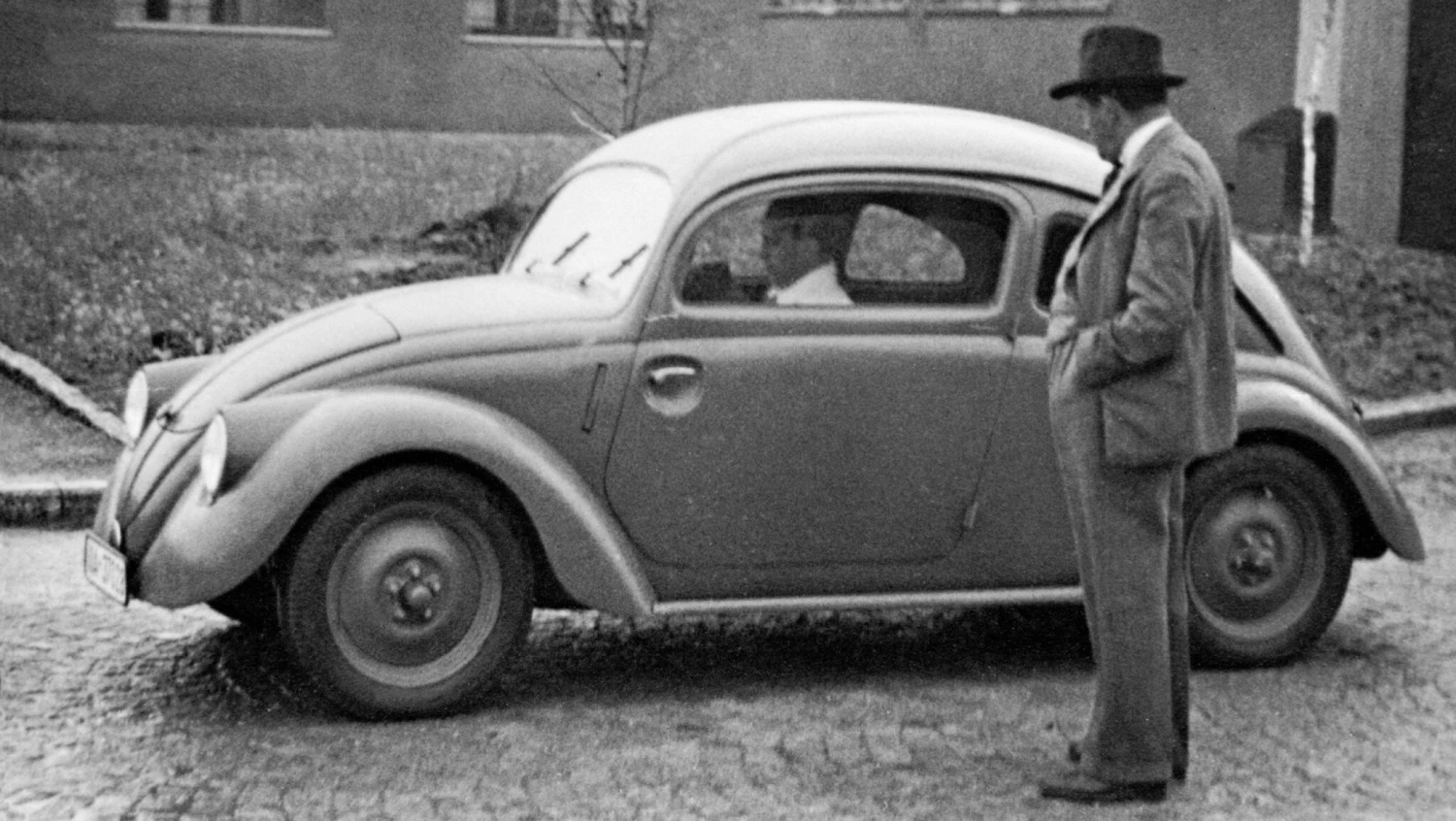 Porsche s predchodcom slávneho chrobáka v roku 1937. Foto Porsche Newsroom