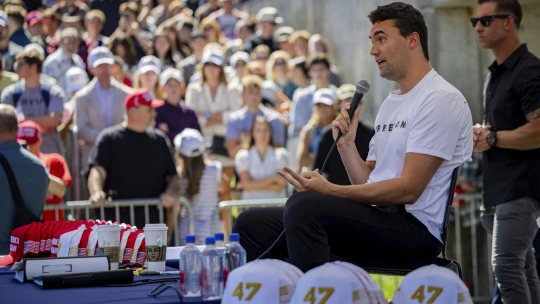 Amerika v šoku. Na univerzite v Utahu zastrelili Trumpovho spojenca Charlieho Kirka