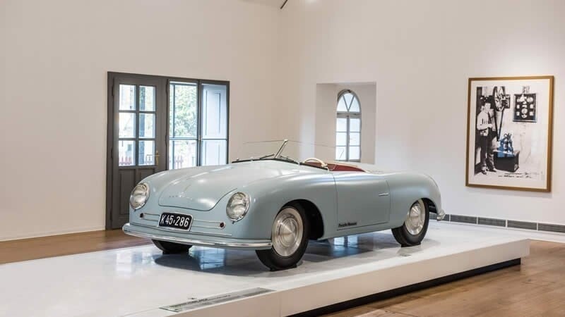 Rekonštrukcia pôvodného Porsche 356 dodaného zákazníkovi 8. júna 1948. Expozícia v rodnom dome Ferdinanda Porsche. Foto: Škoda