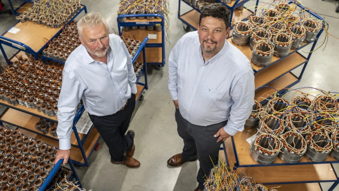 Začal skromne v garáži svojich rodičov. Autodiely dodáva najlepším tímom F1 a expanduje do USA