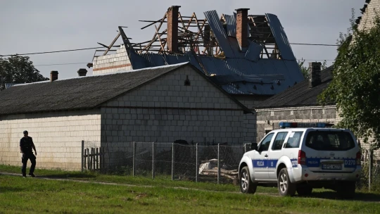 Hlasná explózia, zničená strecha, panika. Poľsko zbiera trosky zostrelených ruských dronov