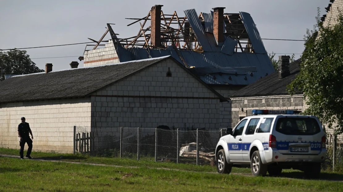 Hlasná explózia, zničená strecha, panika. Poľsko zbiera trosky zostrelených ruských dronov