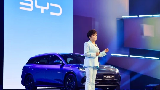 Čínskemu výrobcovi elektromobilov BYD klesol zisk o tretinu. Čelí tvrdej konkurencii