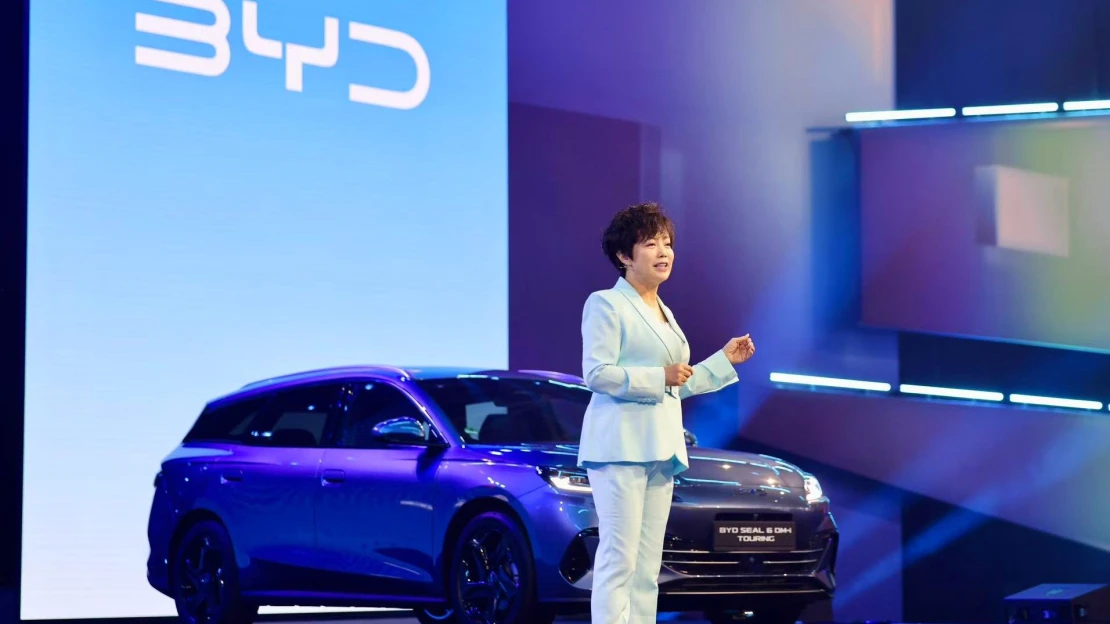 Čínskemu výrobcovi elektromobilov BYD klesol zisk o tretinu. Čelí tvrdej konkurencii