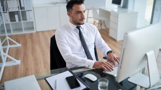 Prieskum medzi slovenskými podnikateľmi a manažérmi. Viac ako polovica si AI spája s prepúšťaním