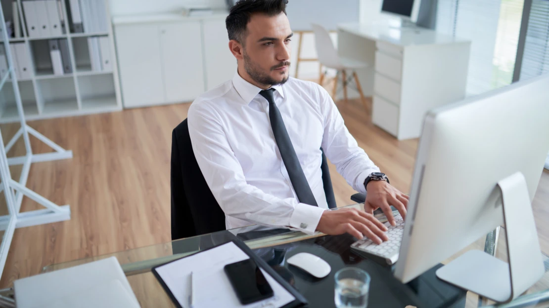 Prieskum medzi slovenskými podnikateľmi a manažérmi. Viac ako polovica si AI spája s prepúšťaním