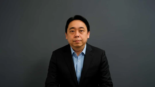 Milionár odhaľuje, ako zarobiť aj pri páde trhov. Teraz sa delí o svoju stratégiu