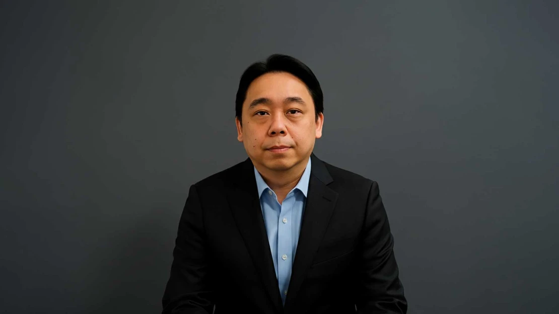 Milionár odhaľuje, ako zarobiť aj pri páde trhov. Teraz sa delí o svoju stratégiu