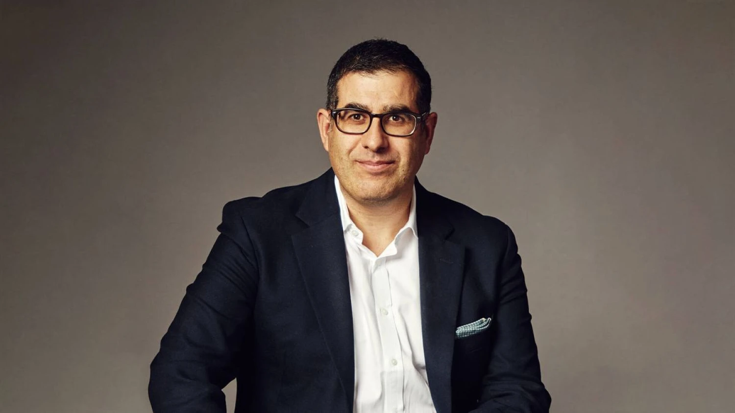 Muži, ktorí obchodujú z tieňa. Požičiavajú diktátorom, obchodujú s teroristami a popíjajú s prezidentami