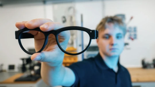 Stredoškolák vytvoril AI hovoriace okuliare, aby pomohol babke. Teraz mení životy slabozrakým