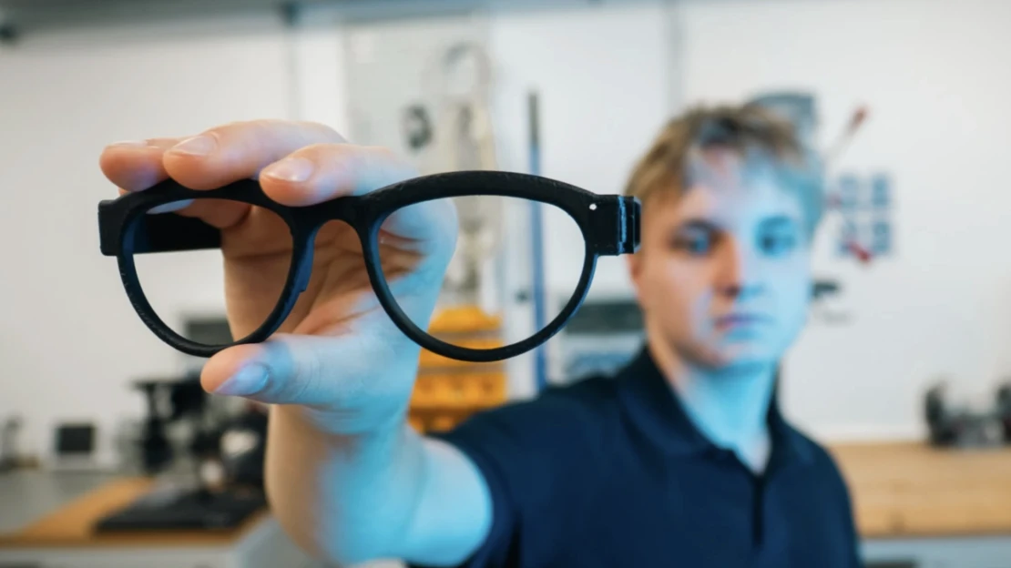 Stredoškolák vytvoril AI hovoriace okuliare, aby pomohol babke. Teraz mení životy slabozrakým